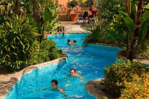 hotel temático con toboganes y piscinas en granada
