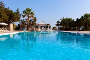 Hotel con toboganes en la piscina en Ibiza